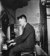 Organist Douwe Elsinga (1916-2011) aan de klavieren. Bron: Collectie Ad Fahner. Datering: 1935.